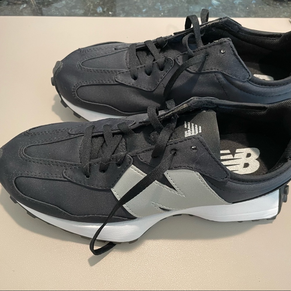 New Balance 327 sneakers in silver & black, size 7